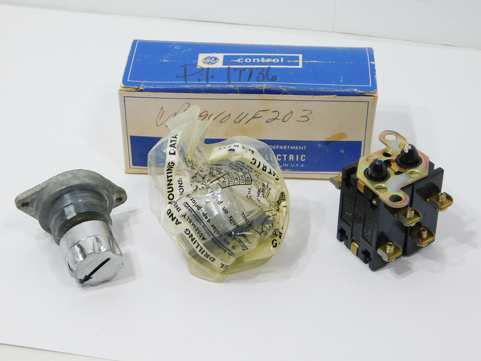 General Electric CR2940UF203 Push Turn Operator Switch