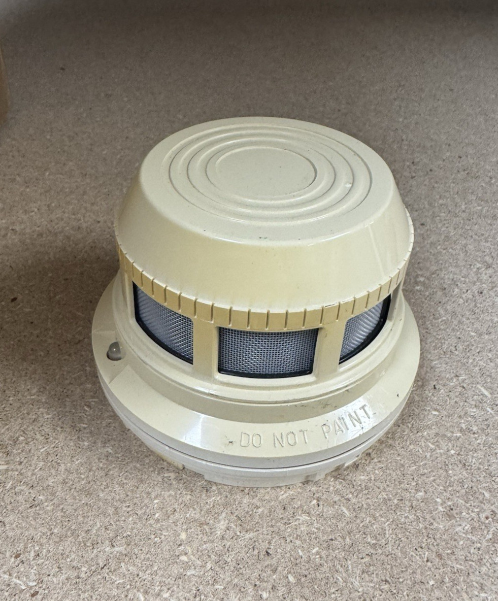 Notifier SDX-551 Smoke Detector (Works well but Discolored) FREE SHIPPING!!