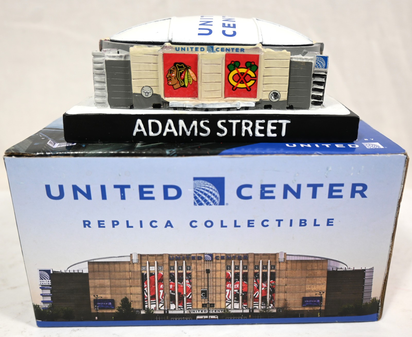 NEW NIB CHICAGO BLACKHAWKS NHL HOCKEY UNITED CENTER Collectible FIGURINE
