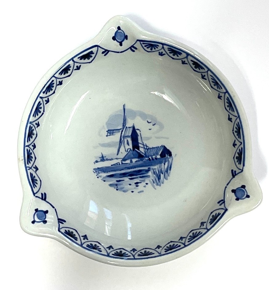 Porceleyne Isles Windmill Dish in very good condition