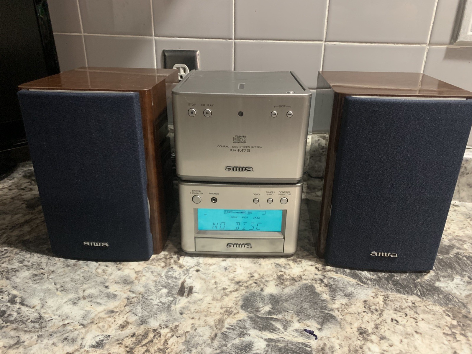 Aiwa Compact Disc Stereo System XR-M75 with sx-m95 Speakers Tested