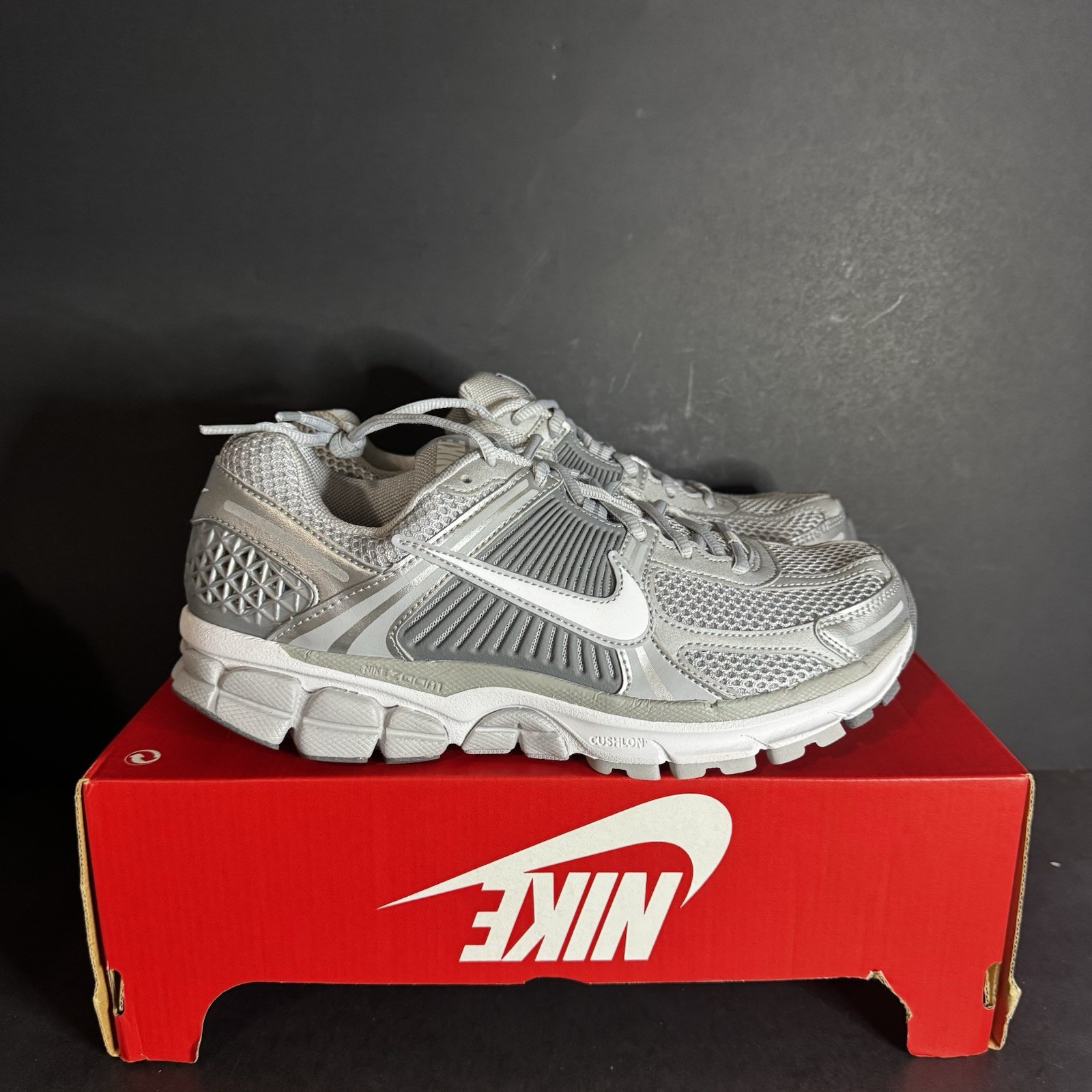 Mens Size 9 Nike Air Zoom Vomero 5 Wolf Grey Running Shoes FJ4151 003 New No Lid