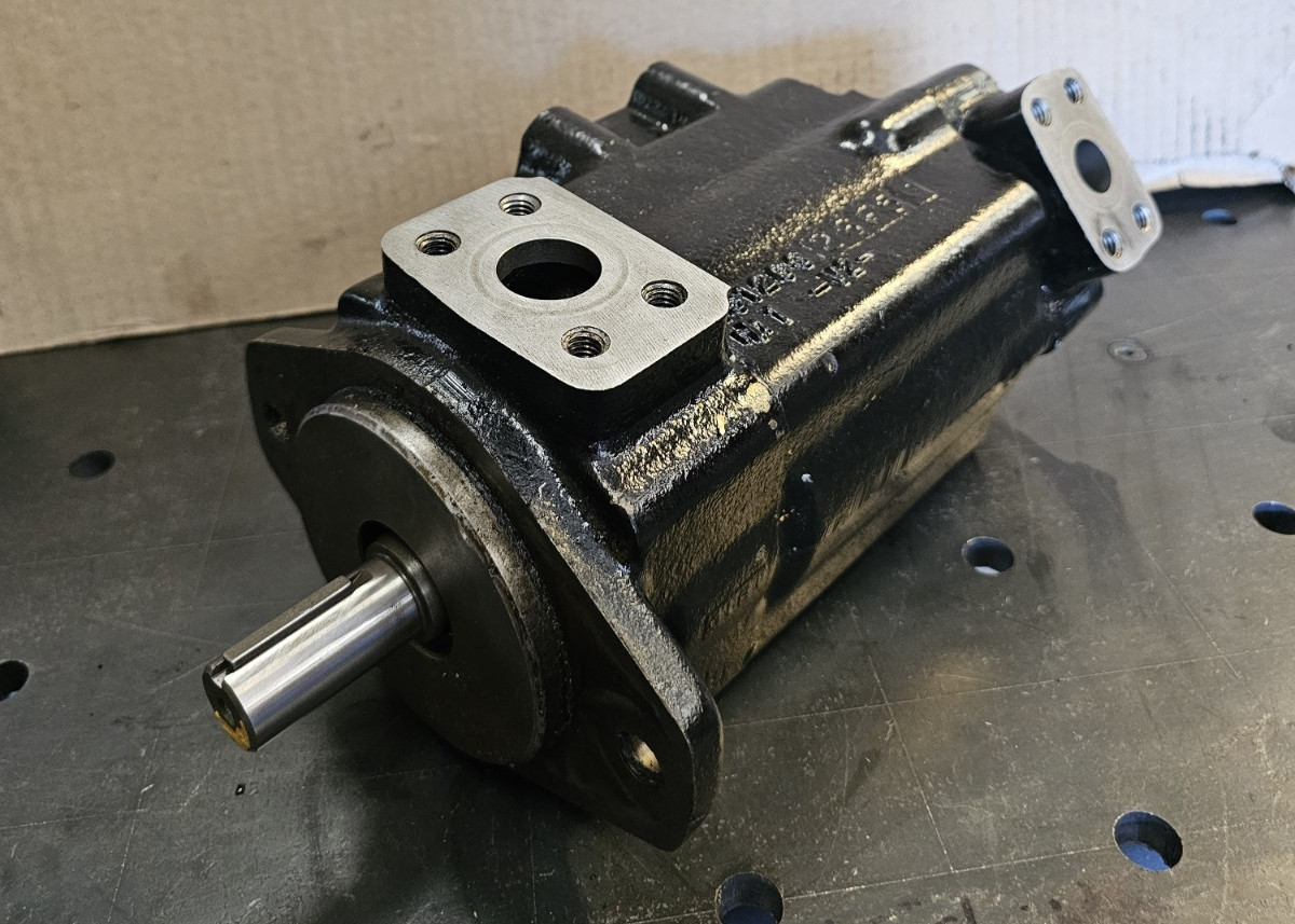 Vickers 2520V17A5 1BA22R Hydraulic Vane Pump - Core / For Parts or Rebuild