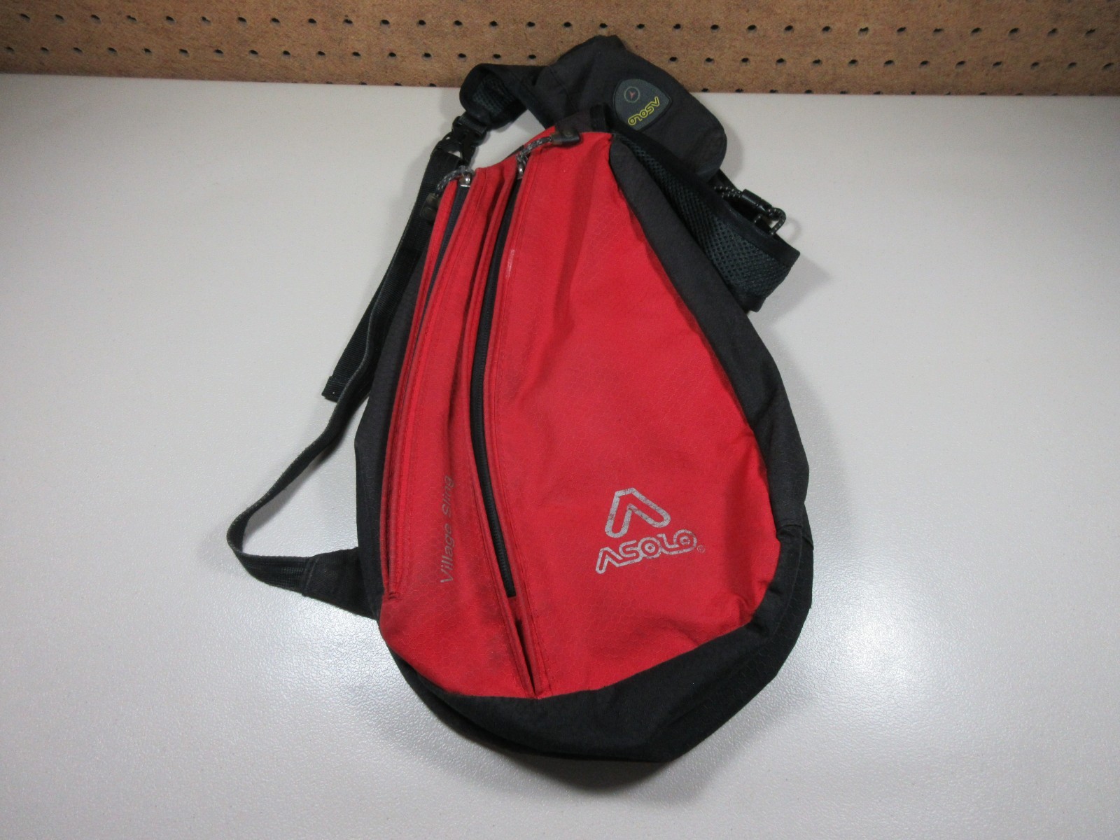 ASOLO unisex red an black Village Sling hiking backpack