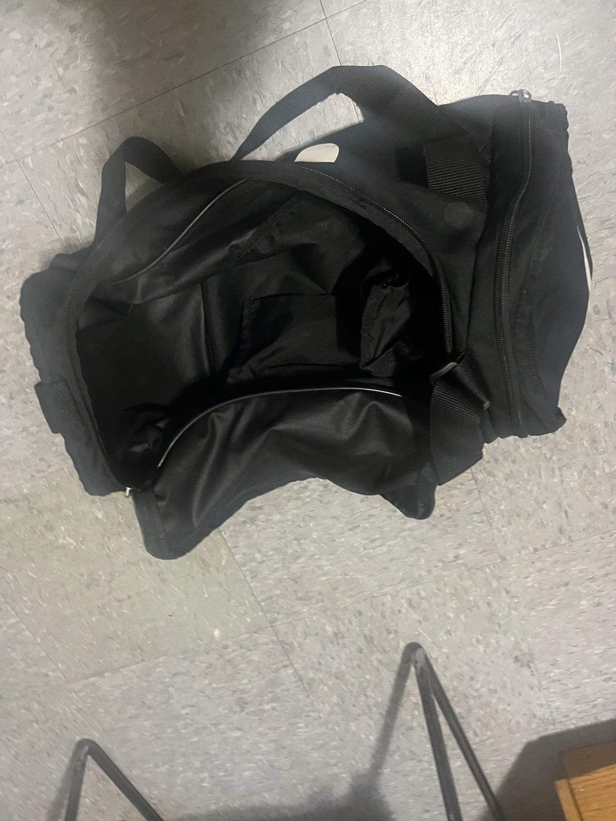 Nike Black Polyester Gym Duffel Bag Zip Closure Adjustable Strap