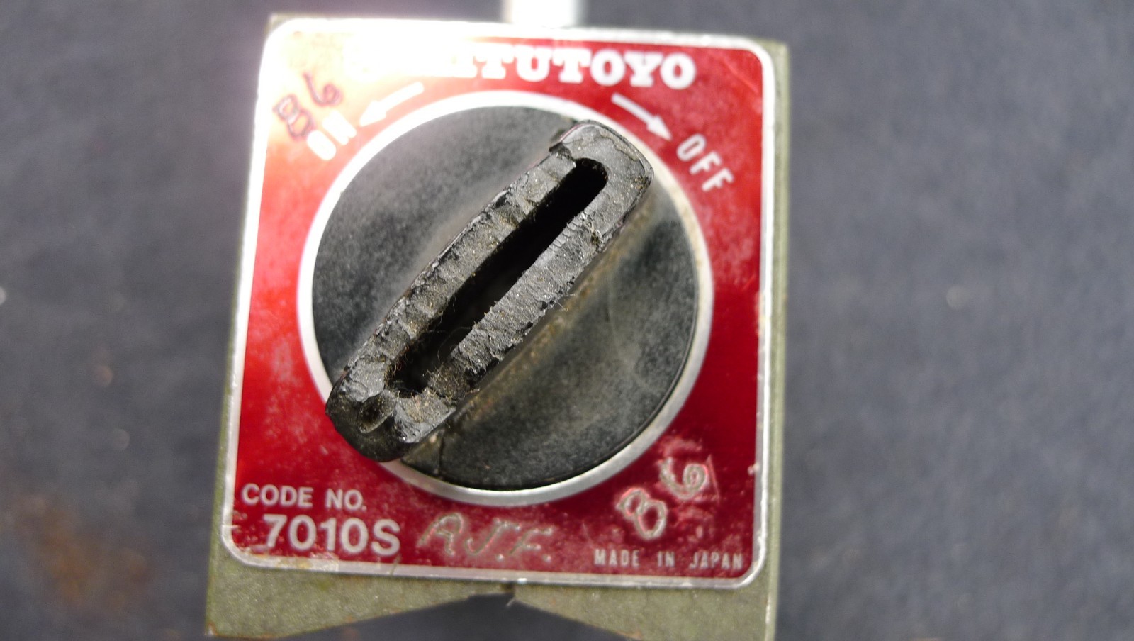 MITUTOYO MAGNETIC INDICATOR STAND BASE 7010S