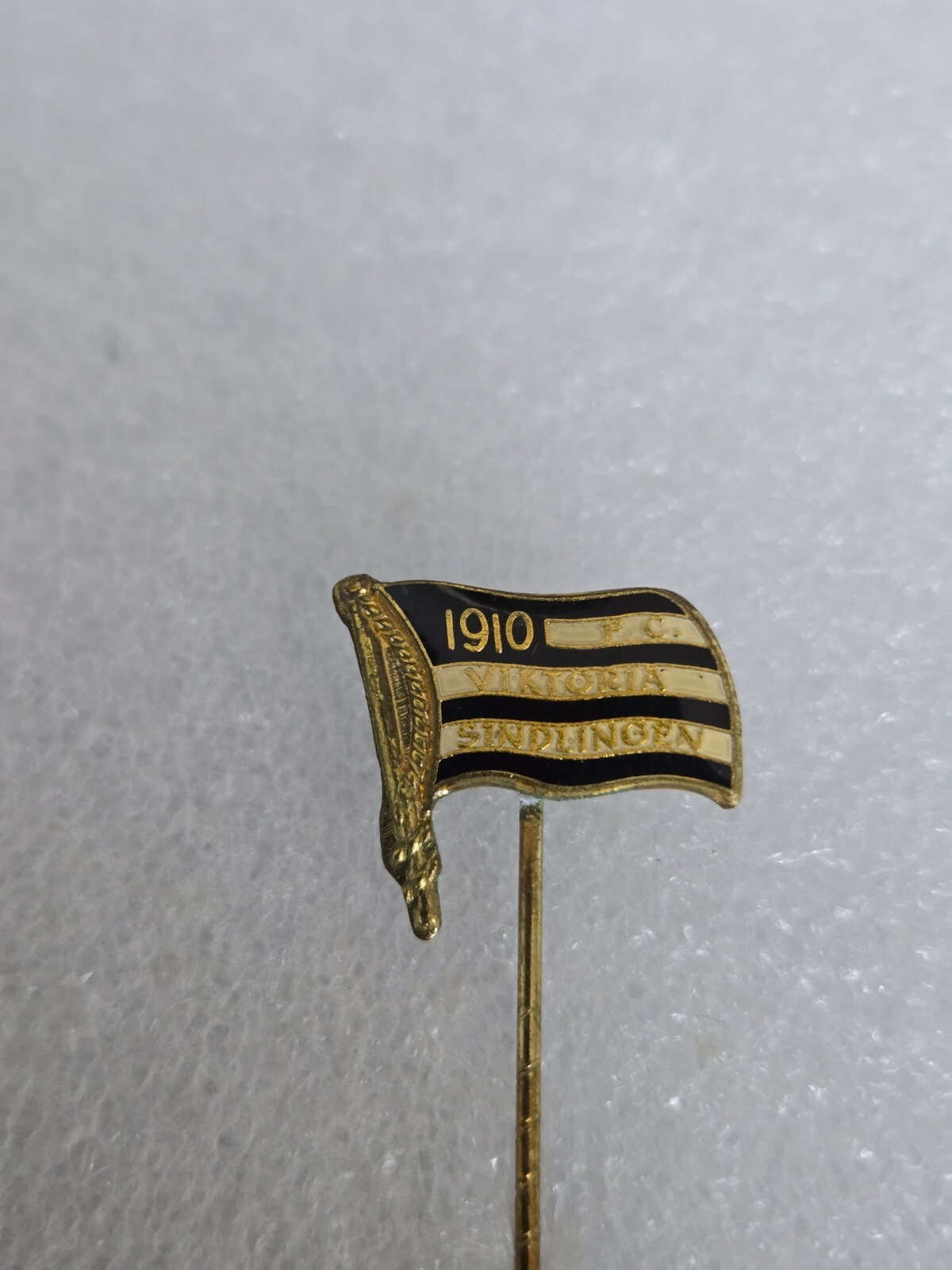 F.C. Victoria Sindelfingen 1910 ➔ football ➔ pin * from collection * 16643