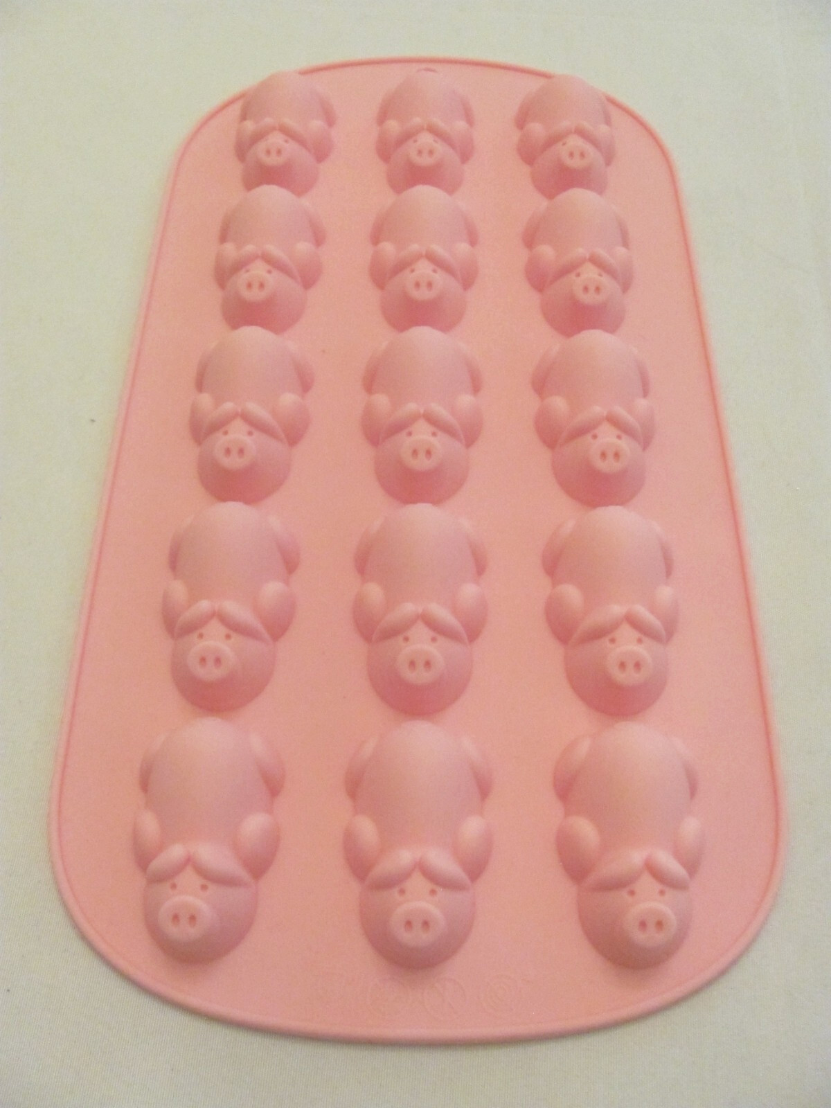 NWOT ICE CUBE TRAY - PINK PIG THEMED ICE CUBE TRAY