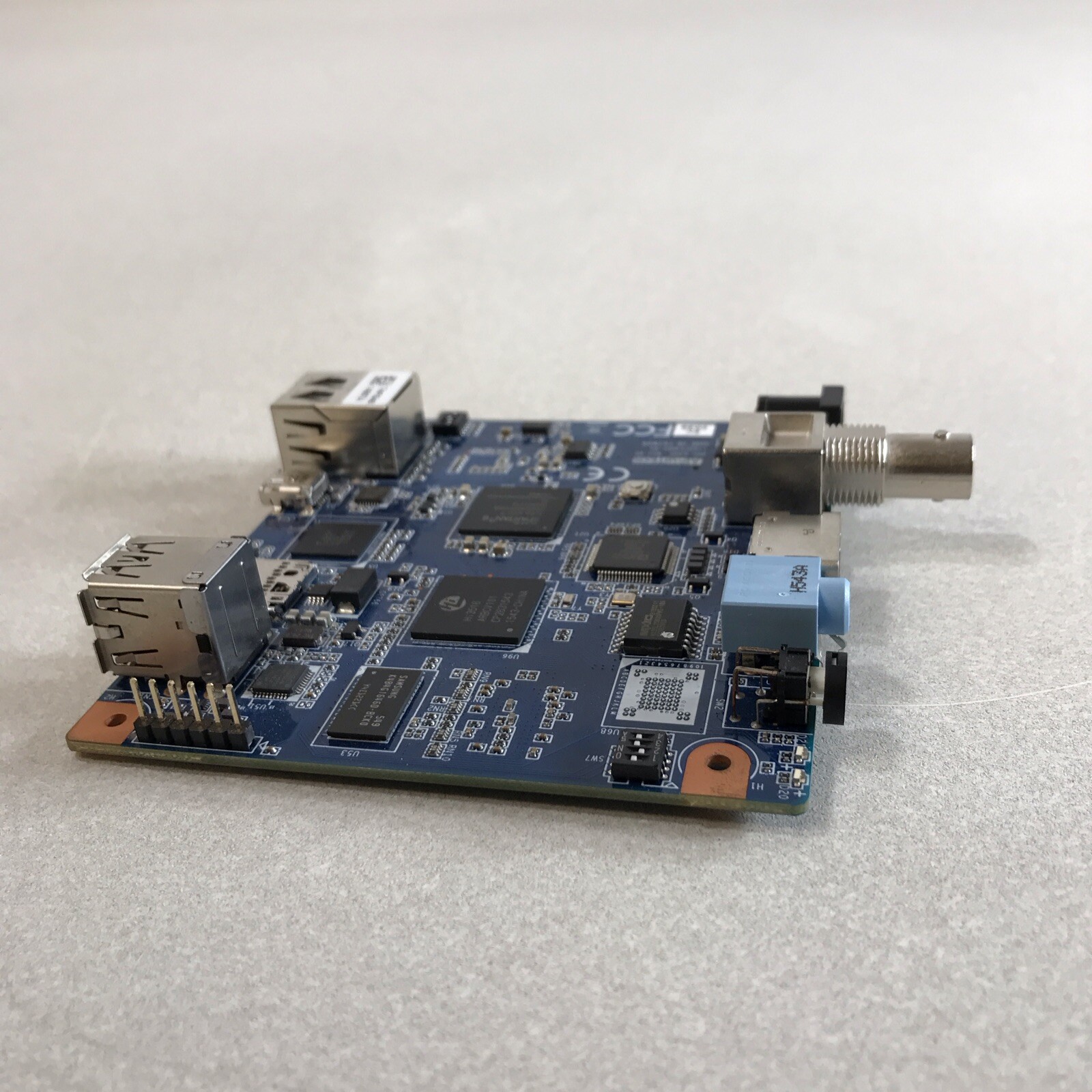 ADVANTECH (VEGA-2000-00ME) HVC-6300 (VEGA-2000) A103-1 w/o Chassis *USED*