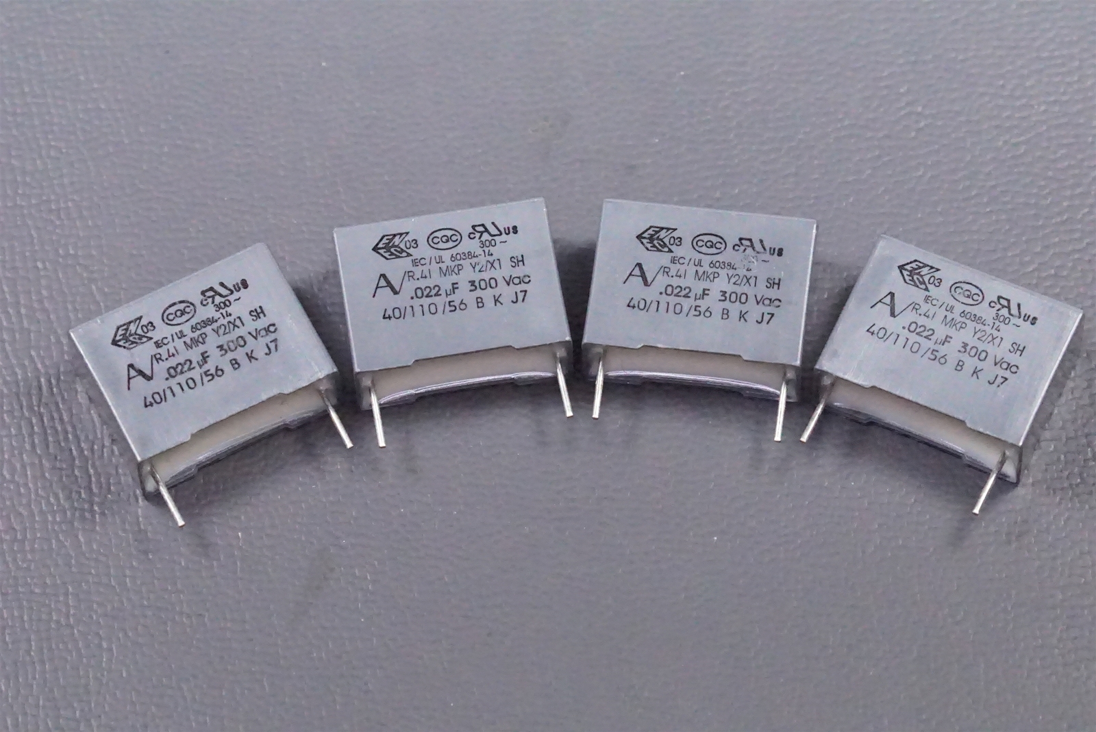 Lot of 4 R413I222000M1M Kemet Polypropylene Film Capacitor 22nF 300V 20% Radial