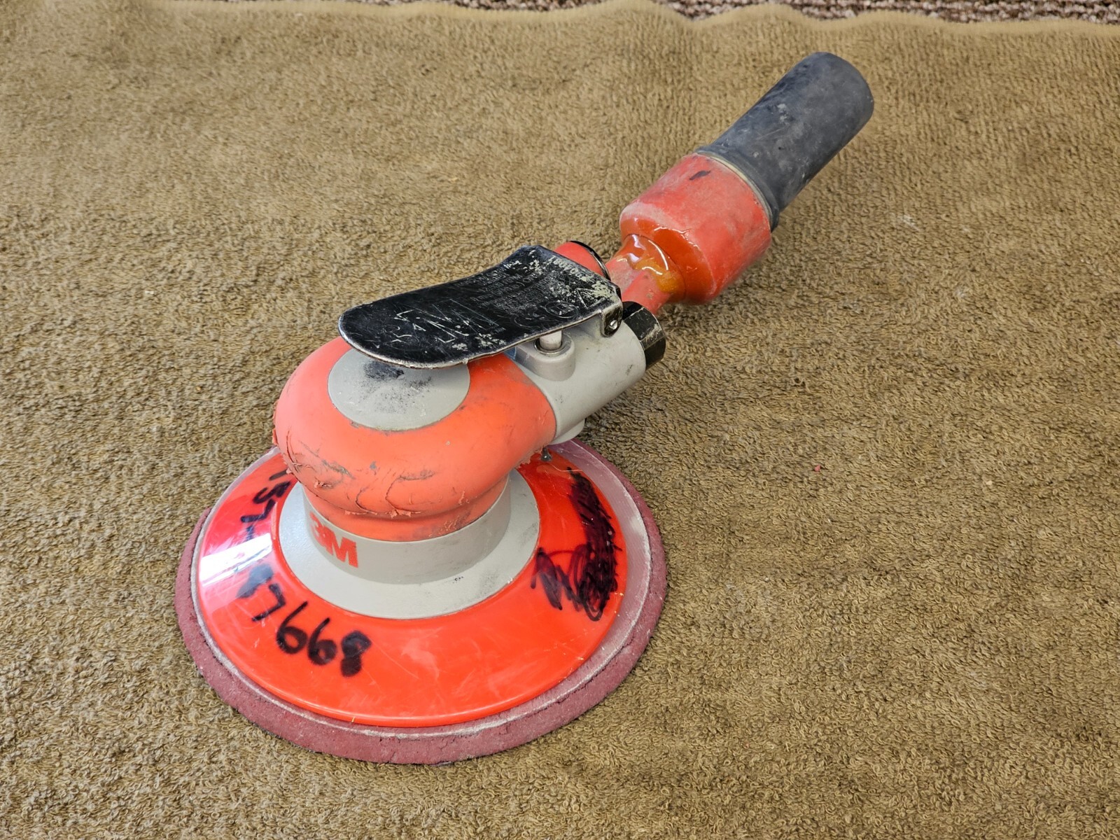 3M Vacuum Random Orbital Sander 20208 Air Pneumatic Hook loop Pad 6" Disc