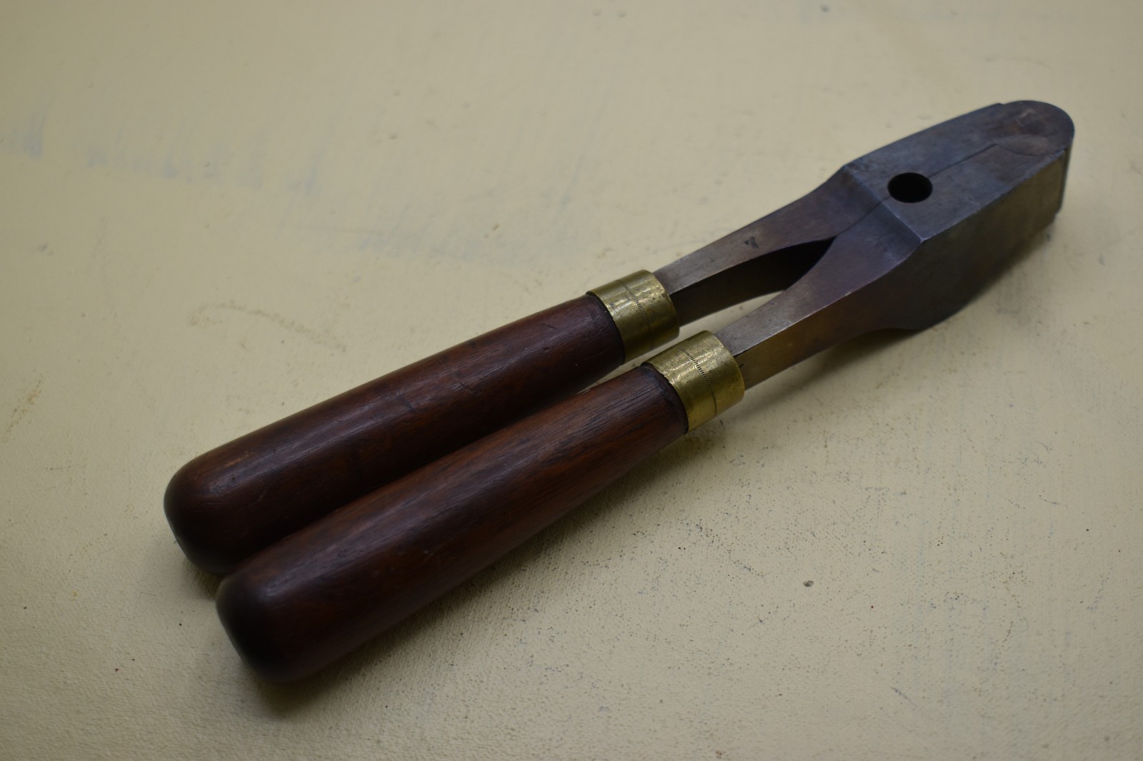 antique English large Single Cavity Mold round ball 7 bore .878