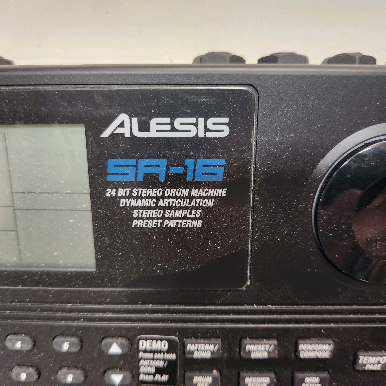 Alesis SR-16 Digital Drum Machine Sampler Sequencer Black 12 Pads Battery FX