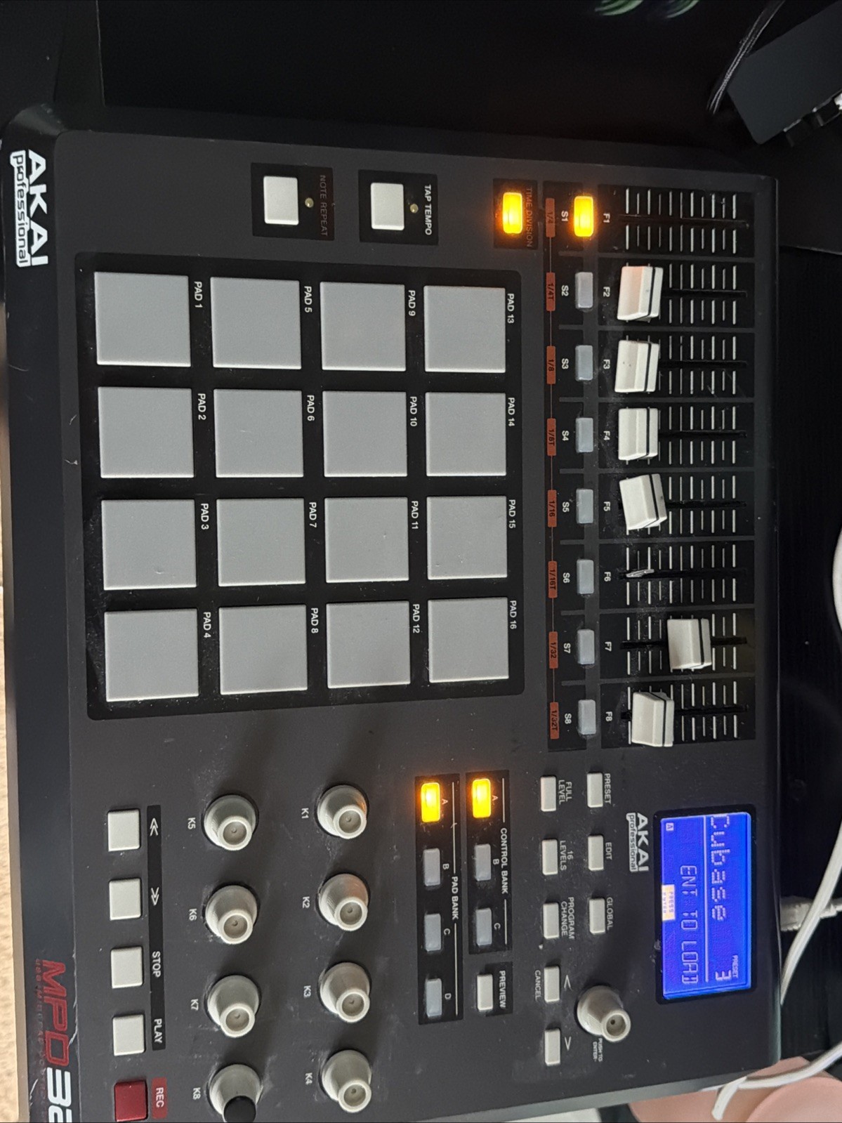 Akai Professional MPD32 USB MIDI Pad Control Unit Only Tested (READ)