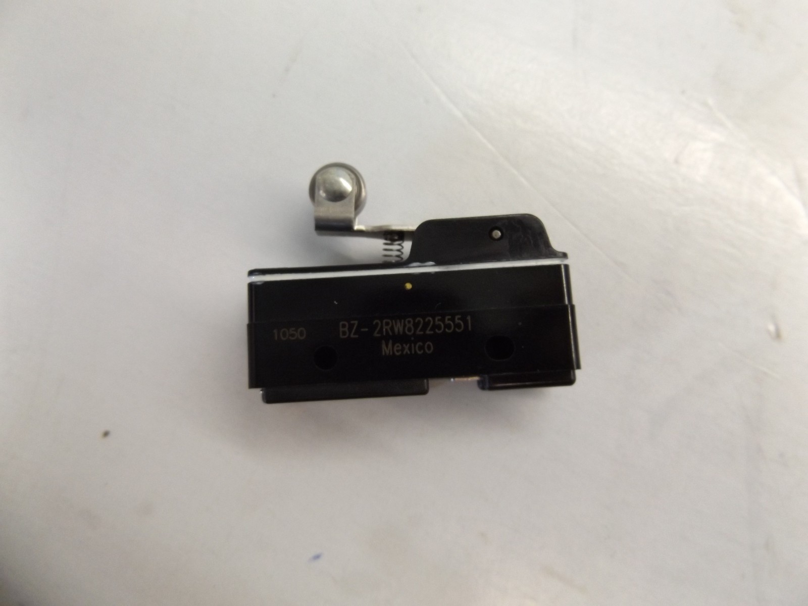 HONEYWELL BZ-2RW8225551 Large Basic Switch 15A SPDT Short Roller Lever