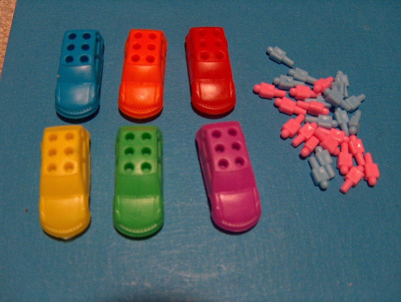 The Game of Life Replacement Pieces 6 Cars 24 People/Pegs (12 blue 12 pink)  RMV