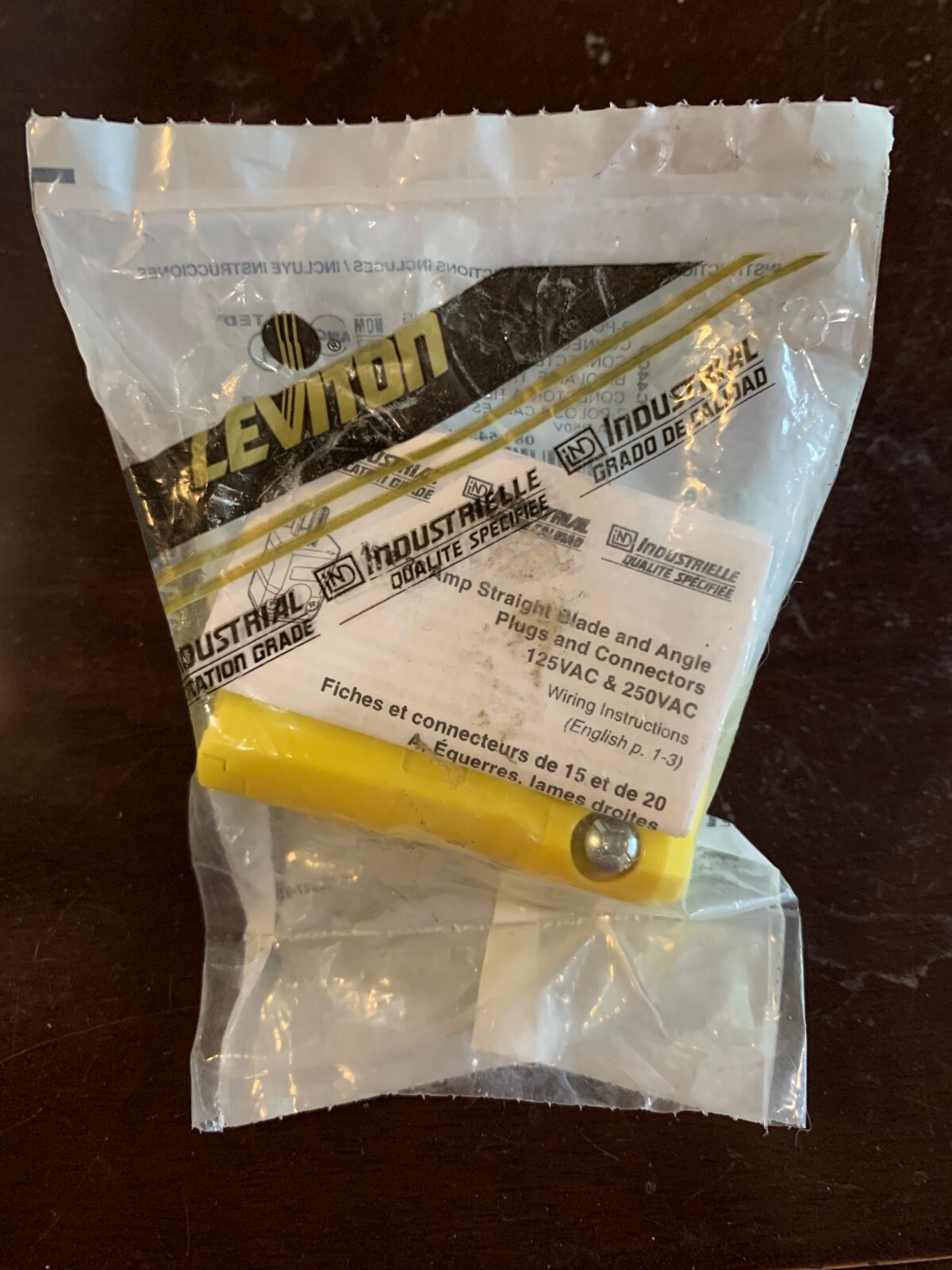 2-pole 3-wire GROUNDING CONNECTOR 20A-250V Yellow New! Leviton 081-5459VY