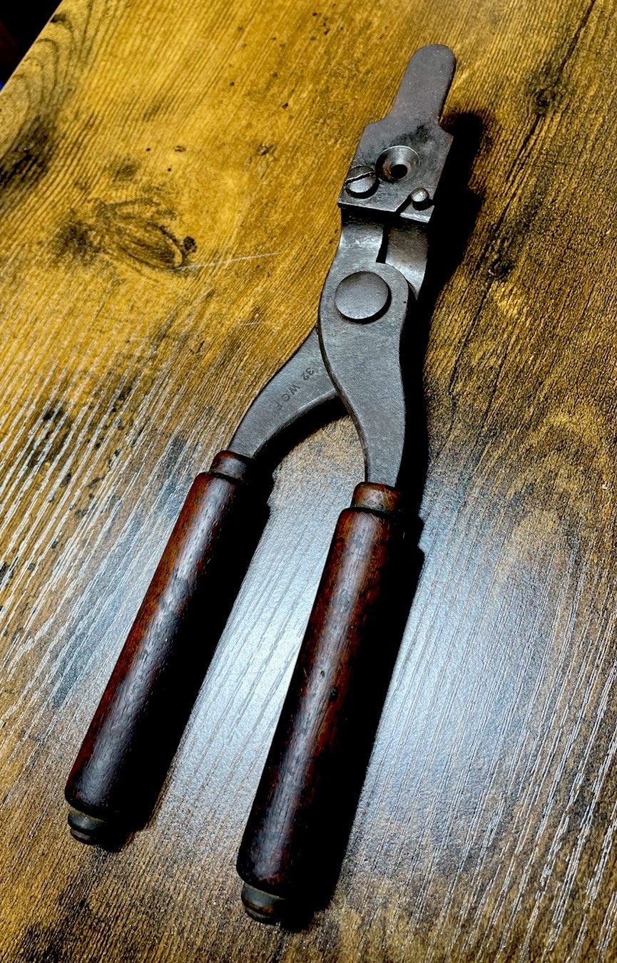 Antique WINCHESTER 32- WOF Bullet Mold Winchester /Wood Grip