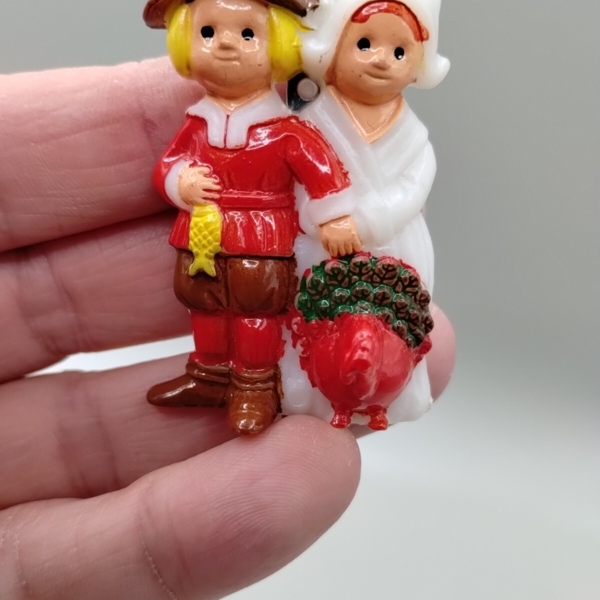 Plastic Thanksgiving Pilgrim Couple With Turkey Pin Brooch