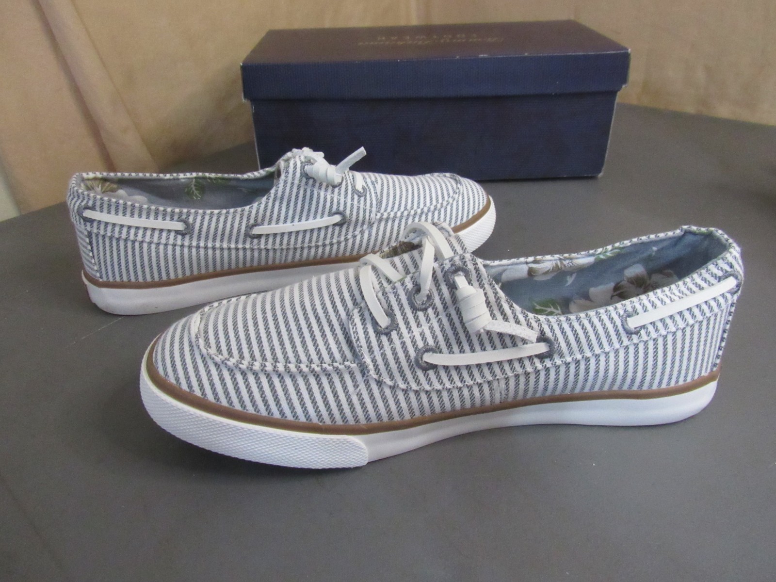 NIB Tommy Bahama No-Tie Sneakers / Boat Shoes Size 8.5