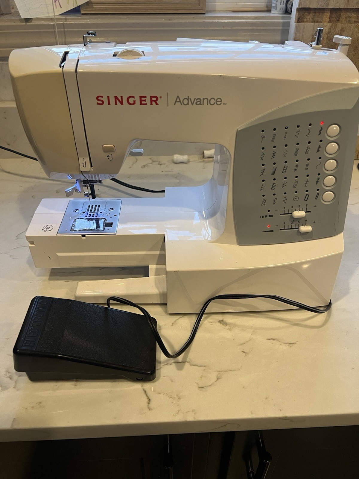 SINGER Advance 7422 Electronic Sewing Machine - Runs - w/ Power Cord & Pedal