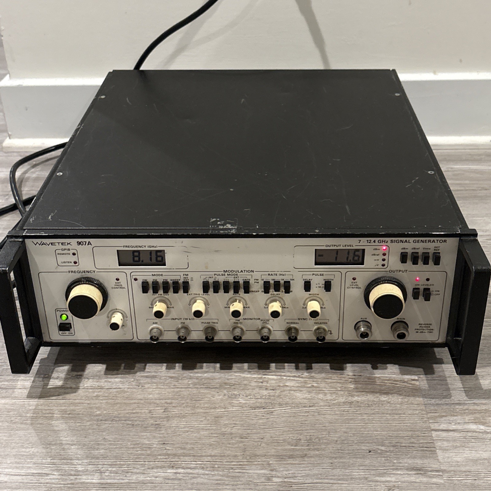WaveTek Microwave 907A GBIP Signal Generator 7-12.4GHz, Clean In & Out, Tested