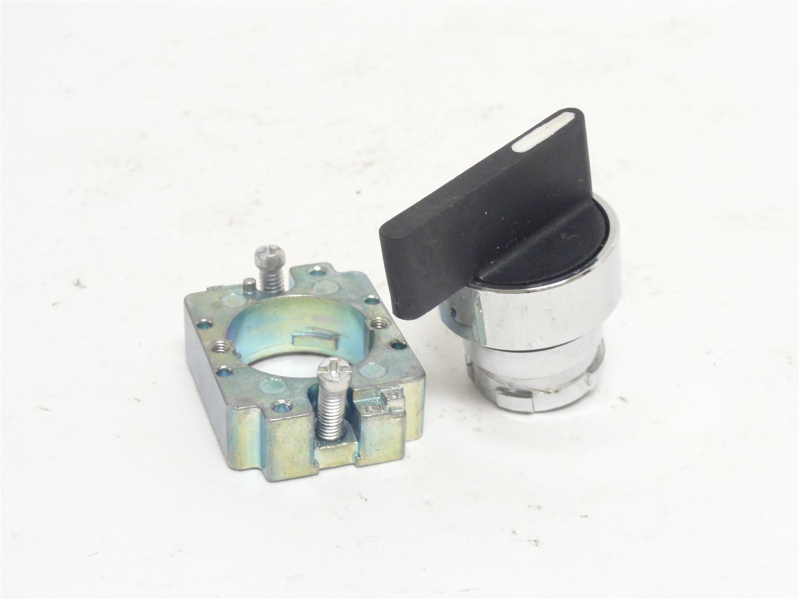 253993 New-No Box; Altech 2AS2E-4 Spring Return Switch; 3Pos; Non-Illuminated