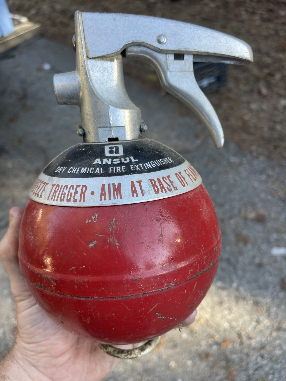 VINTAGE ANSUL MODEL M 2 1/2 DRY CHEMICAL FIRE EXTINGUISHER Round Wall Mount