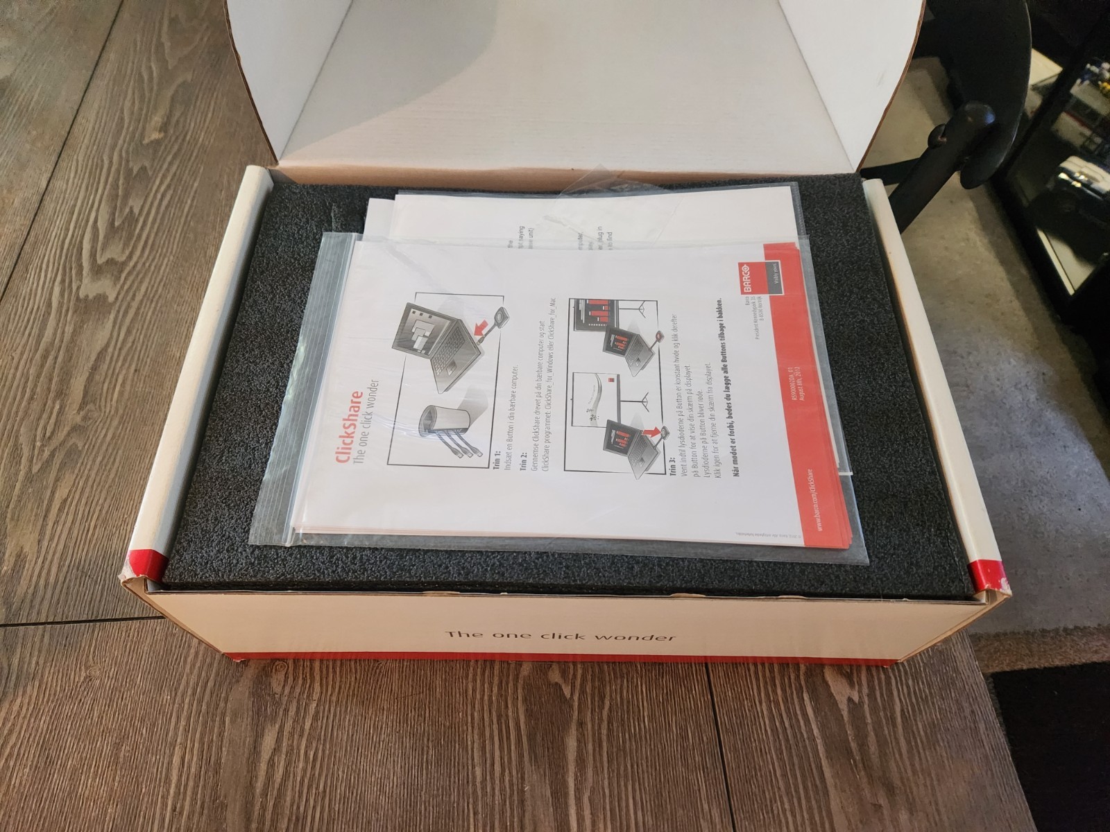 Barco Clickshare R9861006BNA Wireless Presentation System w/4 Buttons & Holder