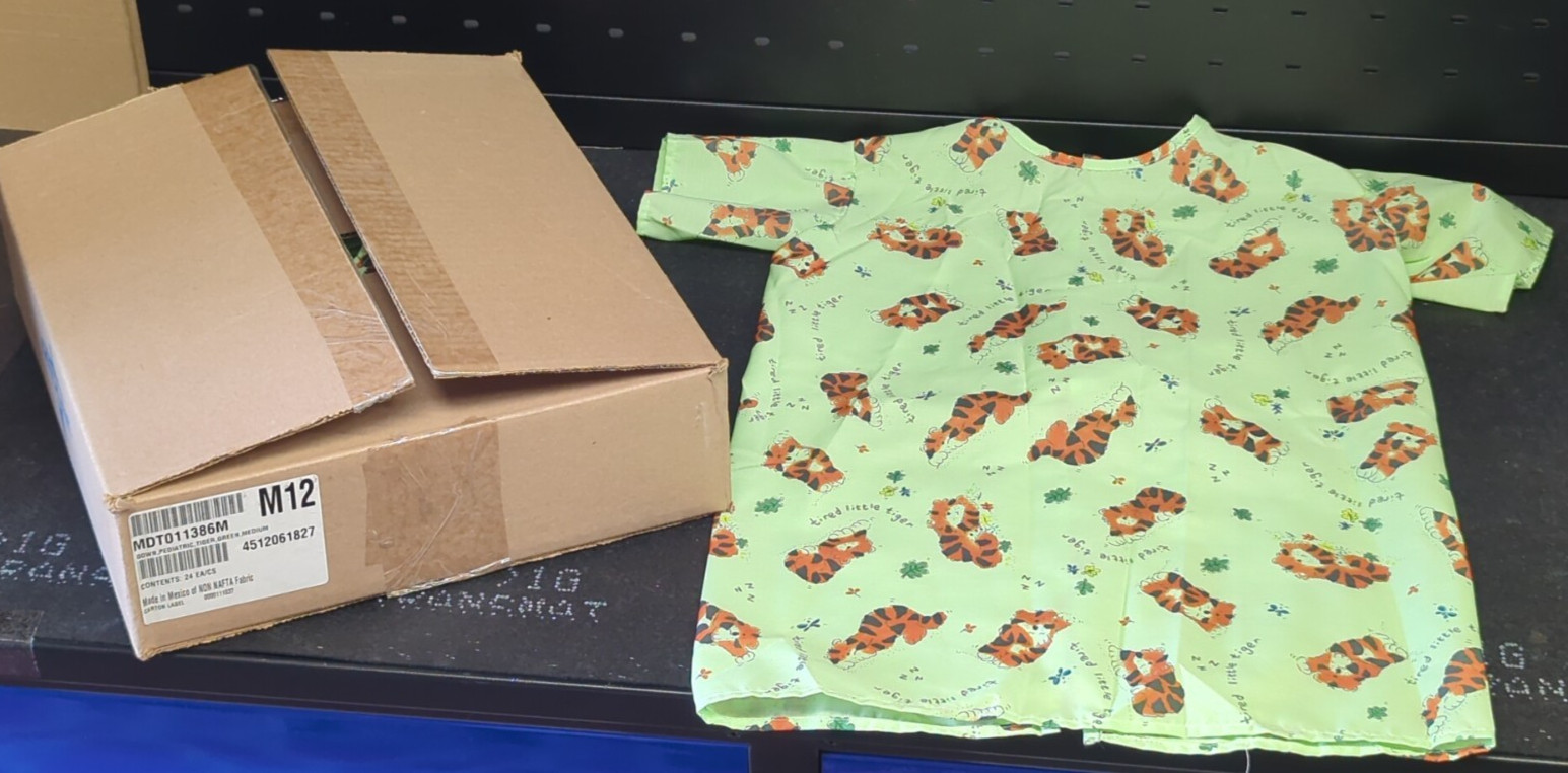 (1) Case Medline Pediatric Tired Tiger Print Pediatric Medium Green Gown (24) pc