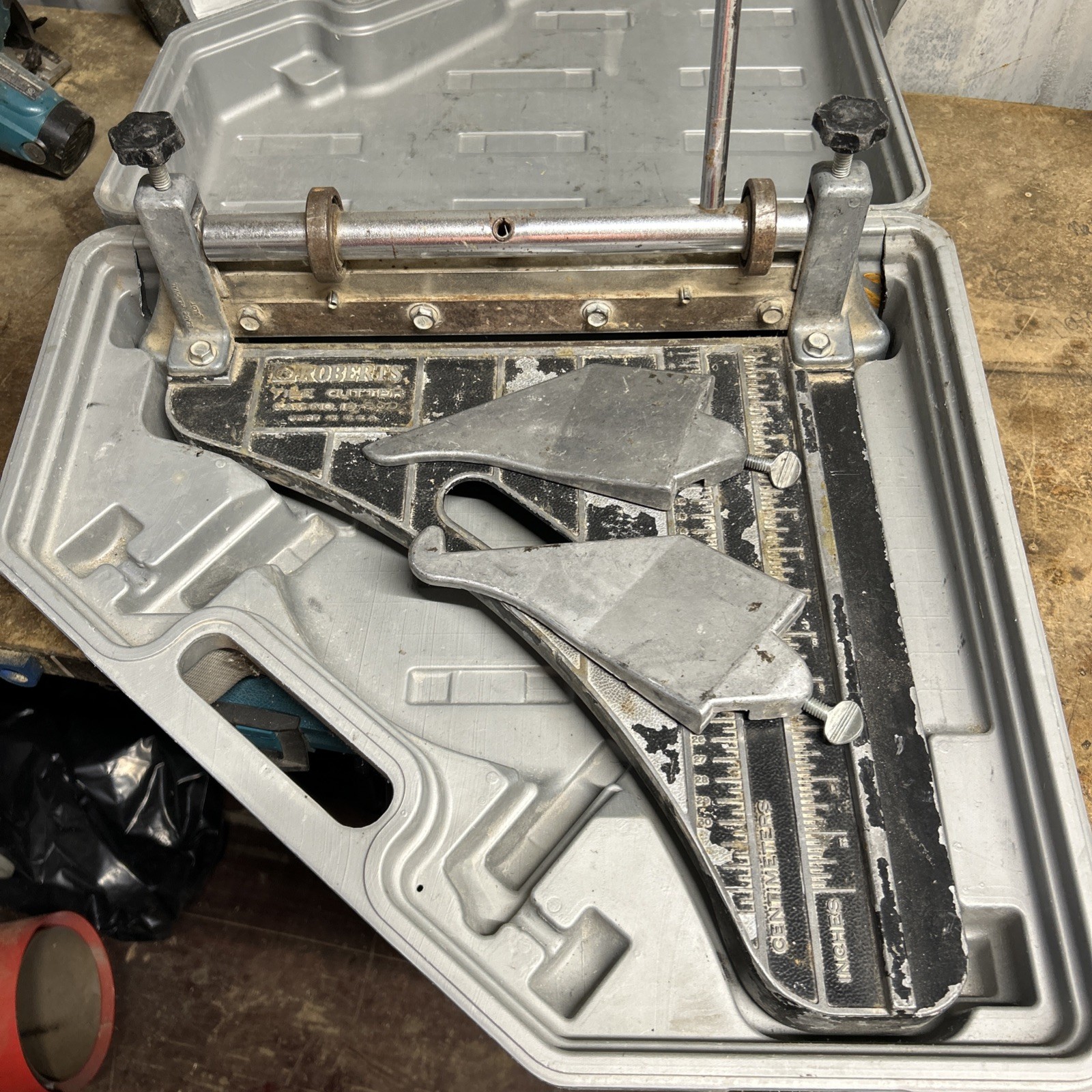 ROBERTS - 10-900 - 12" PRO VINYL TILE CUTTER - UP to 1/8" Thick w/CASE- (Tested)