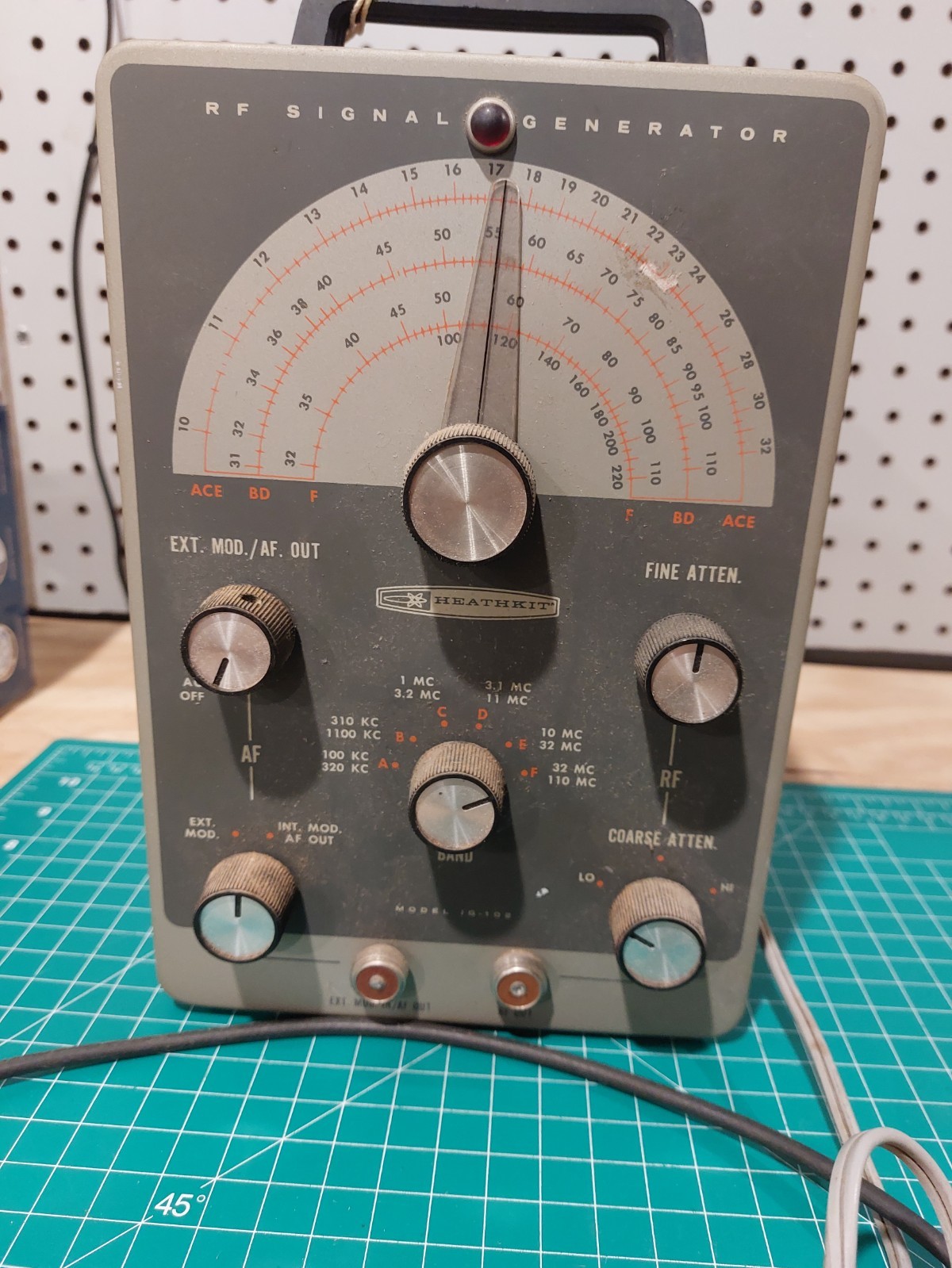 Heathkit IG-102 RF Signal Generator - POWERS UP / UNTESTED ANY FURTHER