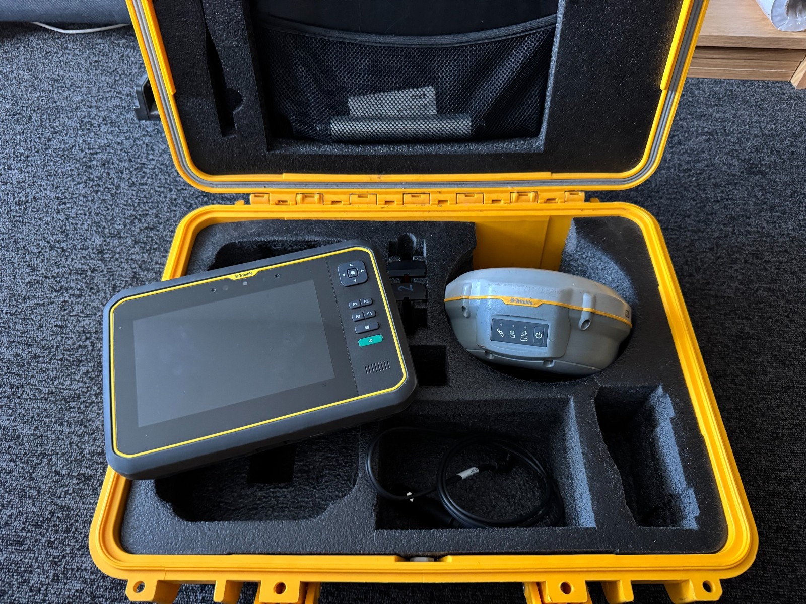 Trimble R8S  Model 4 with DEMO  trimble t7 Controller and trimble access