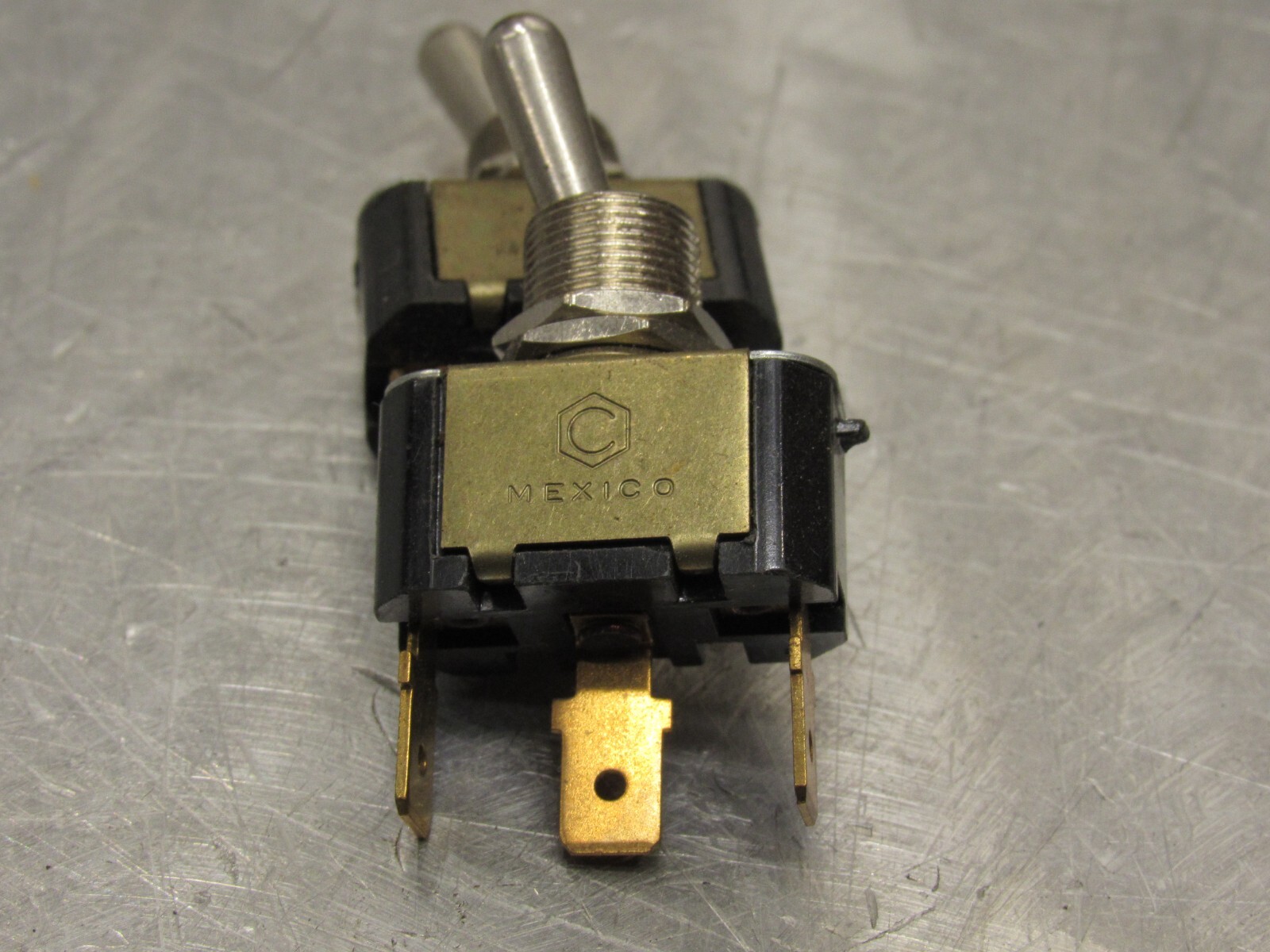 Double-Pole/Single-Throw Toggle Switch On-on on-off 12-24V Heavy-Duty DPST