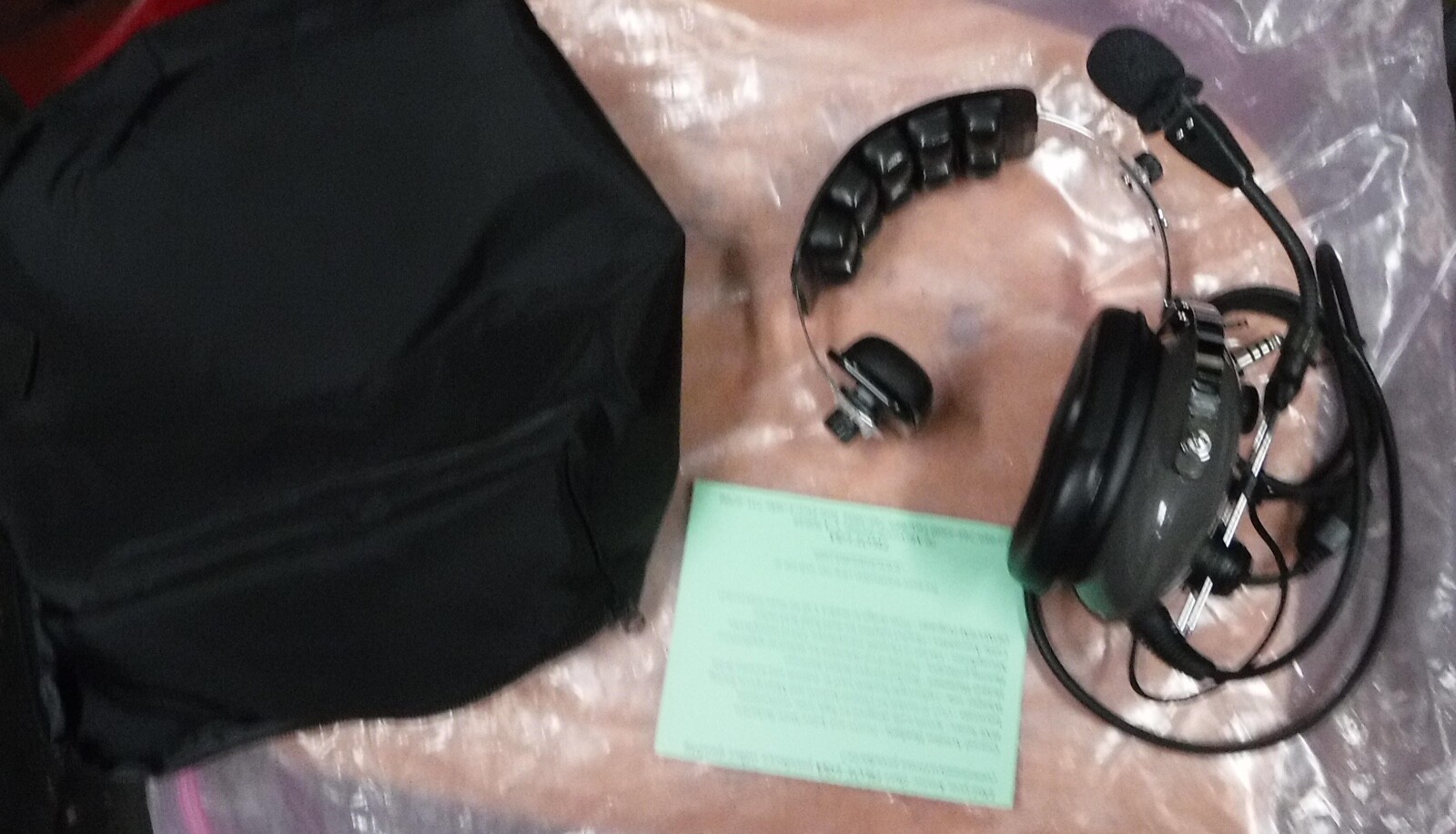 PILOT COMMUNICATIONS USA NOISE ATTENUATING HEADSET  WITH CASE    FREE SHIPPING