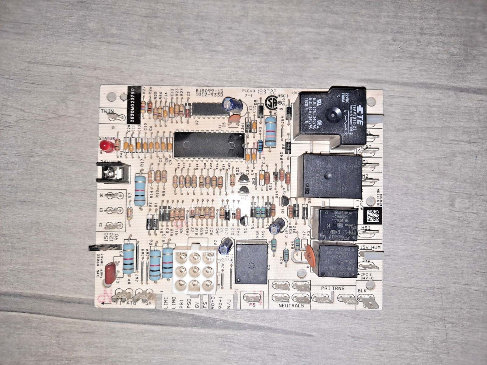 Goodman B18099-13 Furnace Control Circuit Board 1012-933D (AB 1522) H2