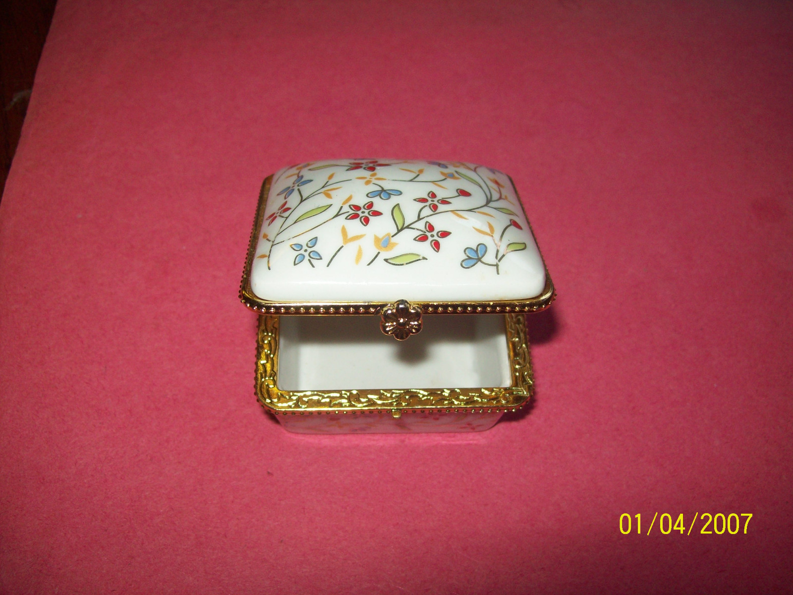 PORCELAIN TRINKET BOX WITH FLOWERS DESIGN