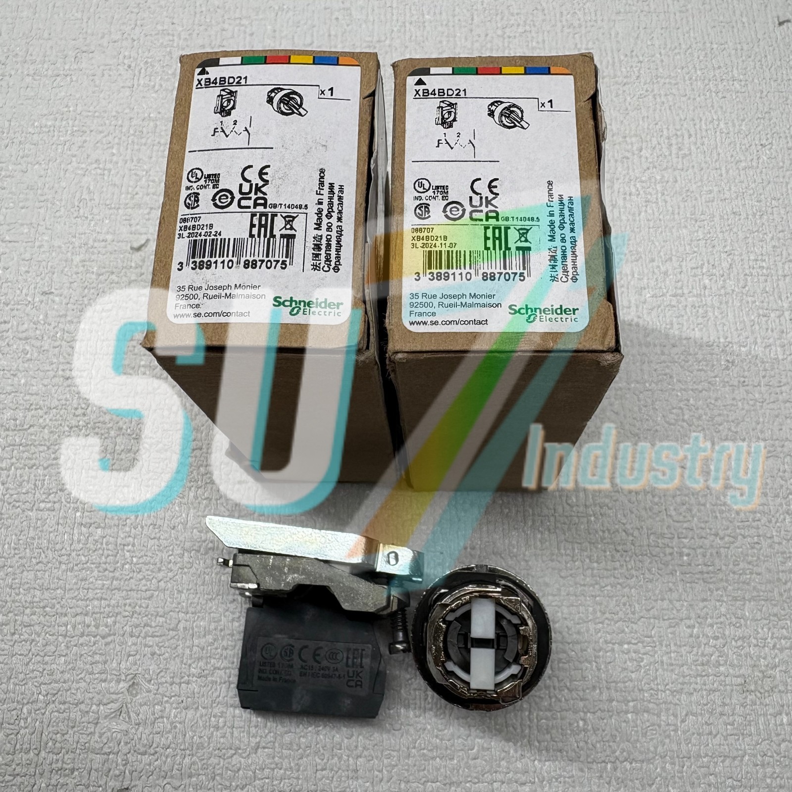 Schneider XB4BD21 metal selector switch # 1pcs New In Box