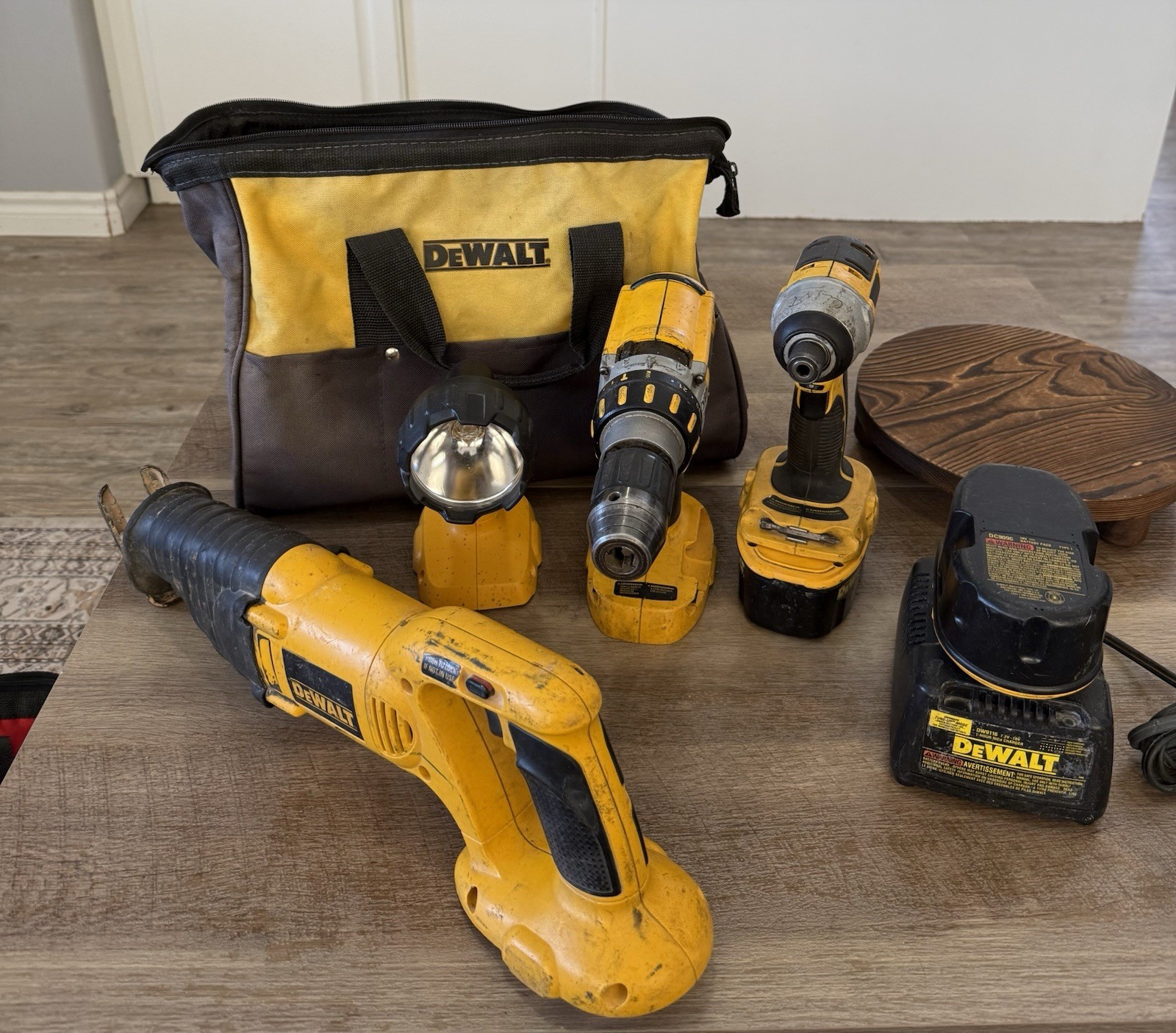 Dewalt 18v Power Tools Lot of (4) Tools, (1) 18v Charger &  (2) 18v Batteries