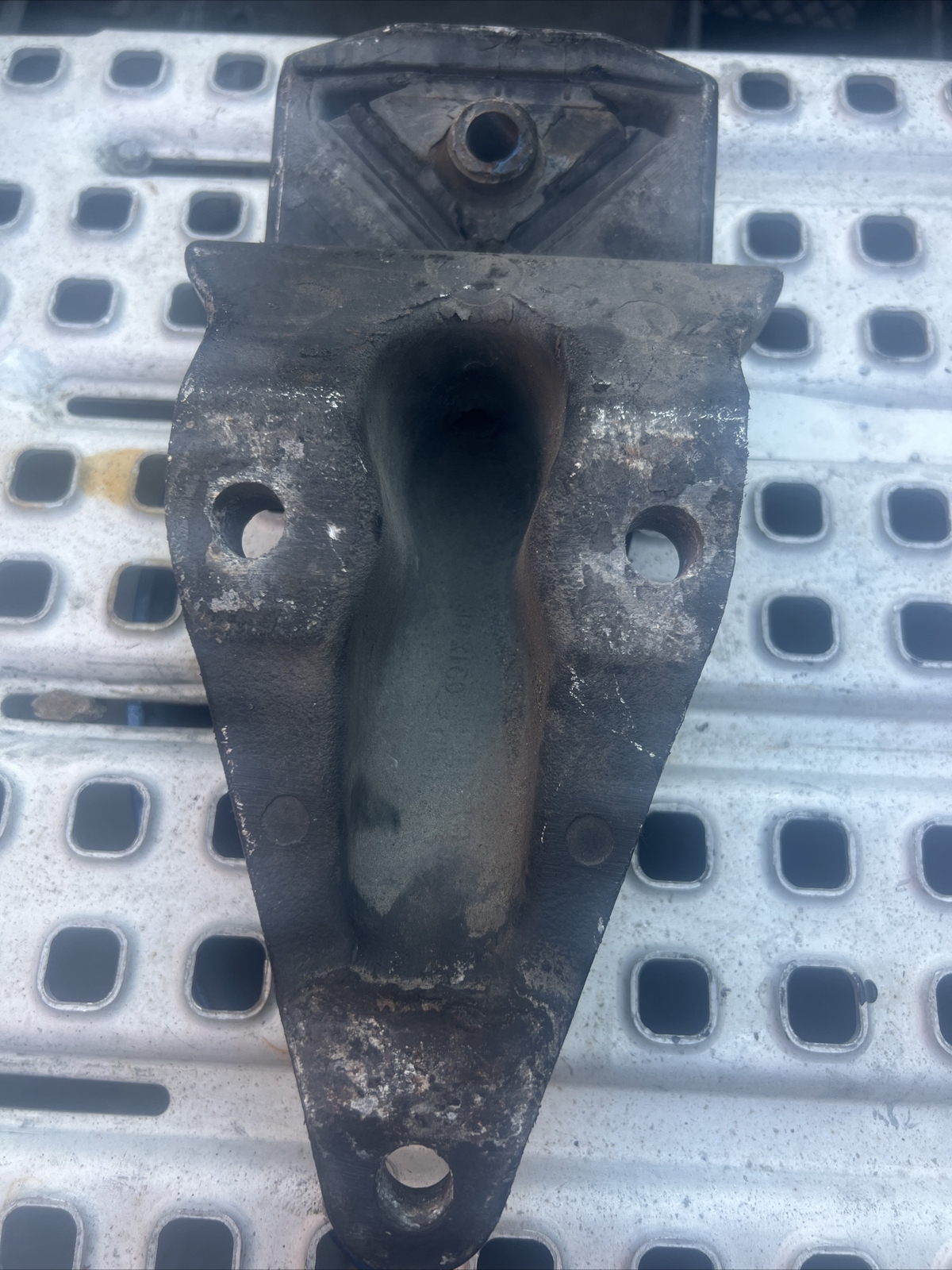 Peterbilt 387 Cab SUPPORT ,MOUNT, BRACKET SUSPENSION MOUNT 20-25119