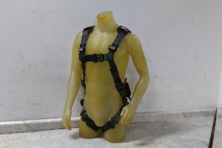 Honeywell Miller H7IC1A0 Size XS 420 Lb Weight Capacity Fall Protection Harness