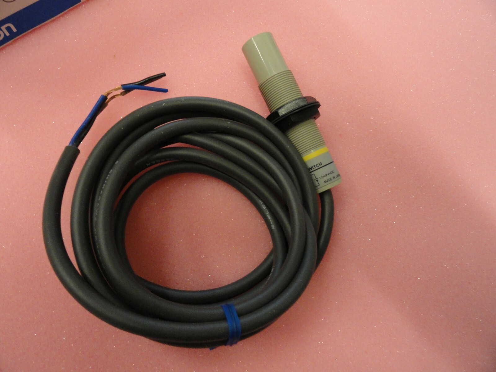 Lot of 2 Omron E2K-X8ME2 Capacitive Proximity Switch - New!!!