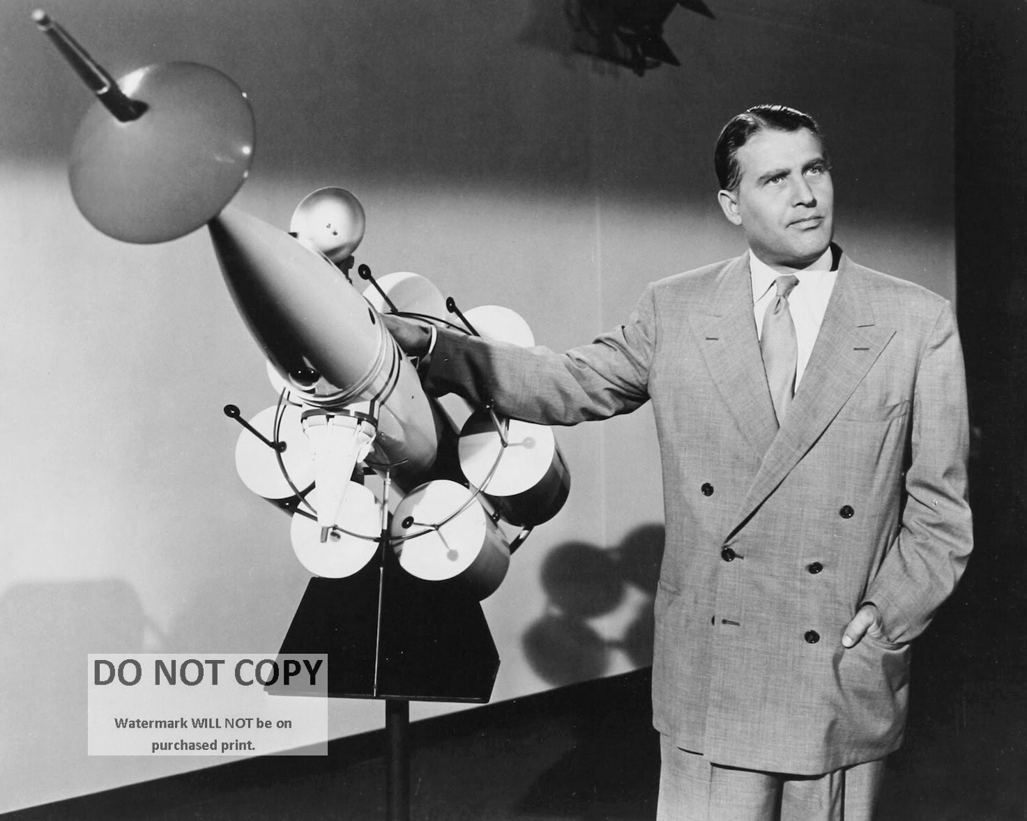WERNHER VON BRAUN IN "MAN AND THE MOON" DISNEYLAND 8X10 PUBLICITY PHOTO (ZZ-160)