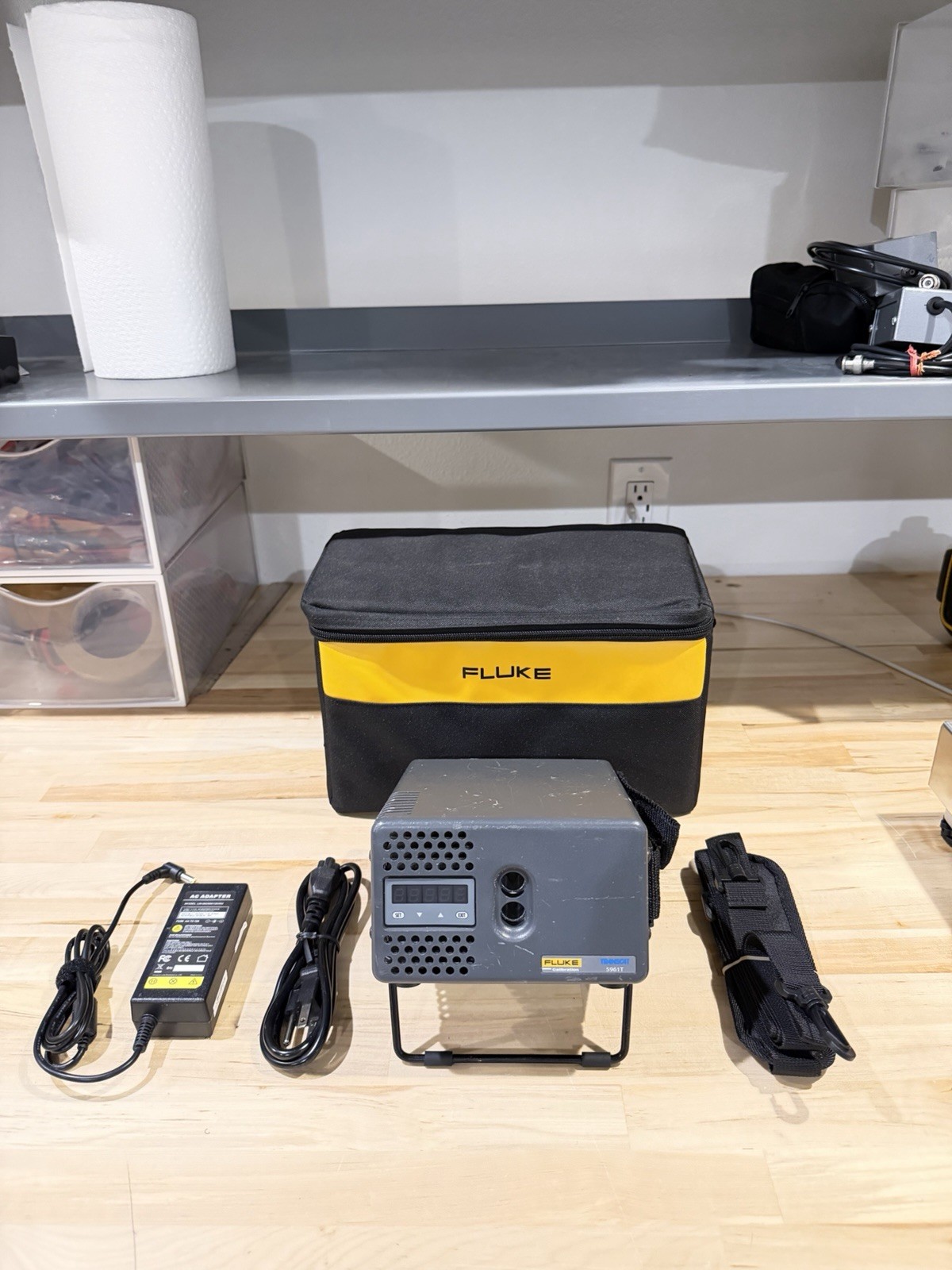 FLUKE 9102S DRY-WELL CALIBRATOR W/BAG & CHARGER (5961T)- FREE SHIPPING