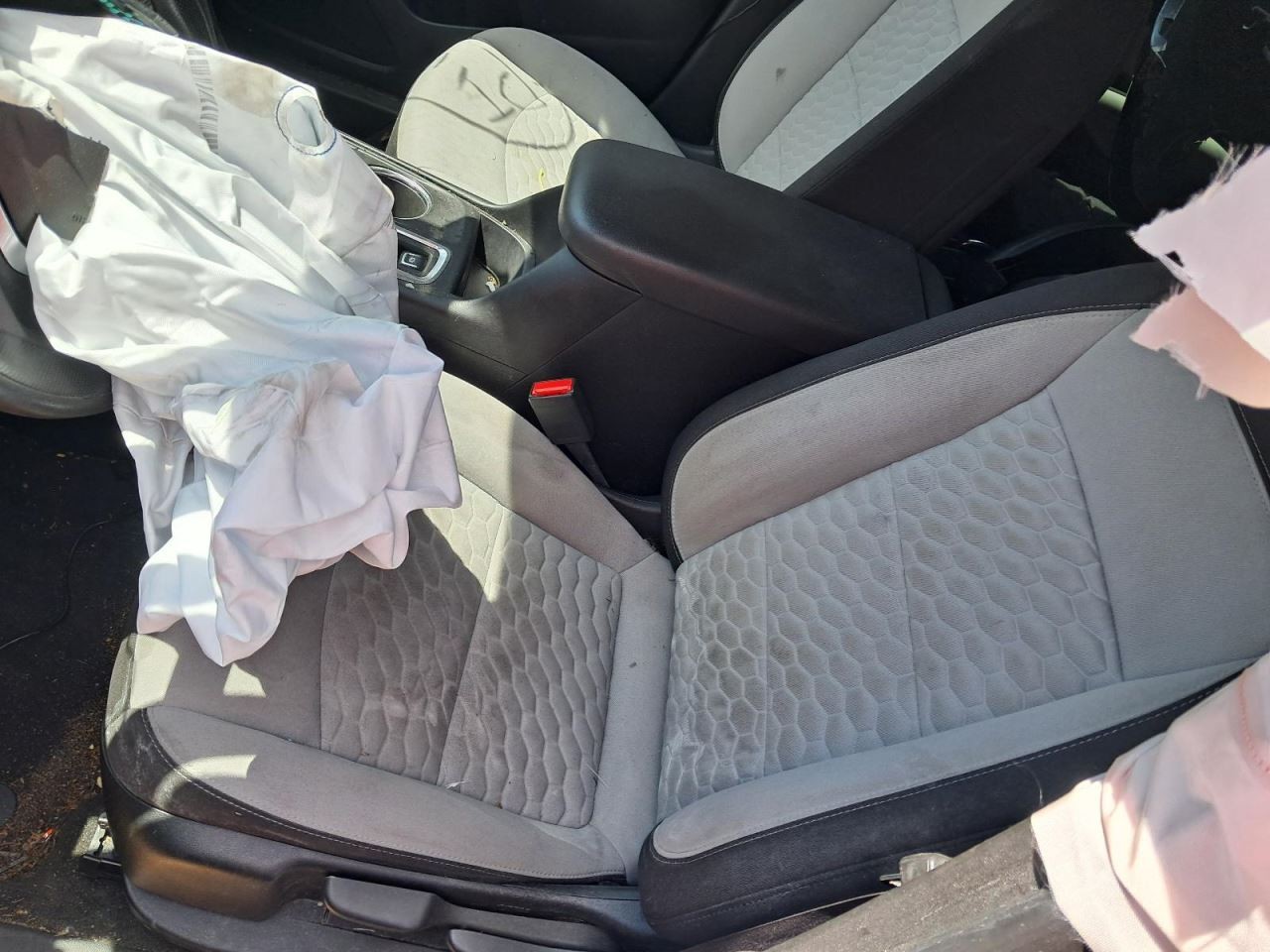 EQUINOX 2019 Glove Box 4768543