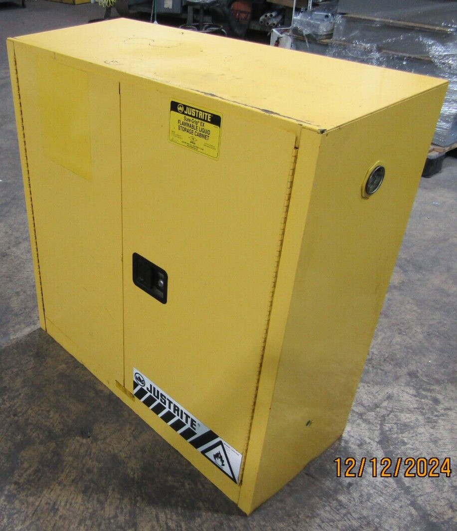 😏 JUSTRITE 30 GAL. CAPACITY FLAMMABLE LIQUID STORAGE CABINET 893000