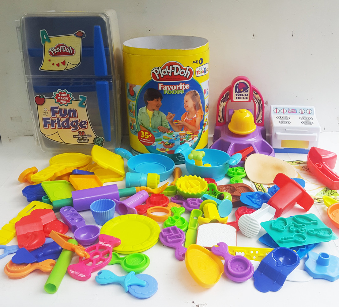 PLAY DOH lot FAVORITE FOODS, food makin FUN FRIDGE, Taco Bell with 70 pieces