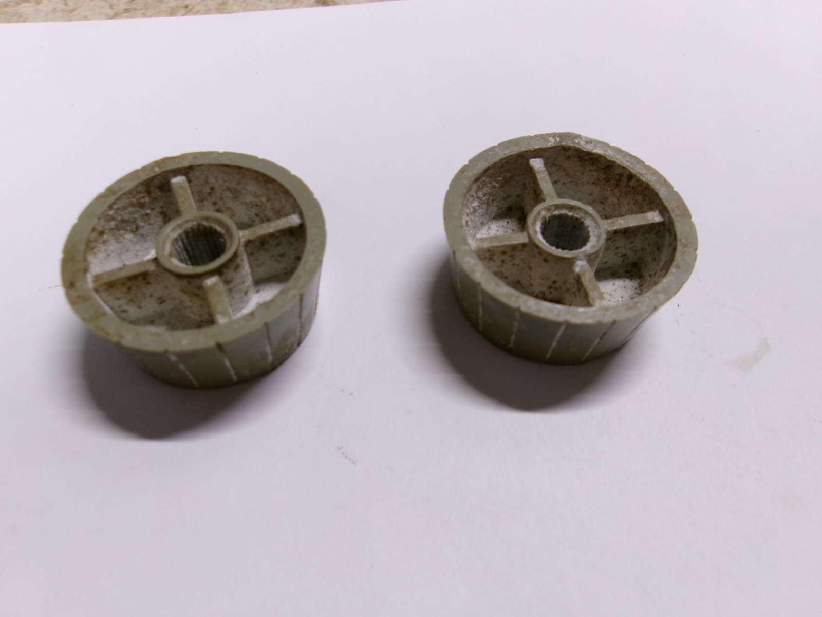2 VINTAGE GRAY BAKELITE CONTROL KNOBS W/BRASS INSERTS 5