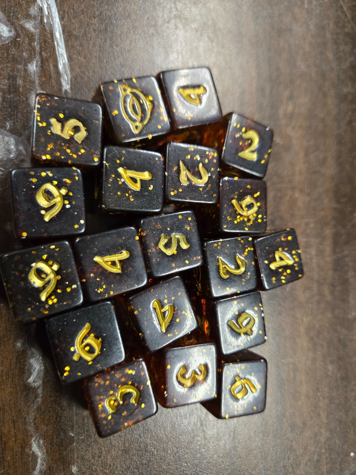 Amber with sparkles LOTR 6 sided dice 2 for 20 (GF)