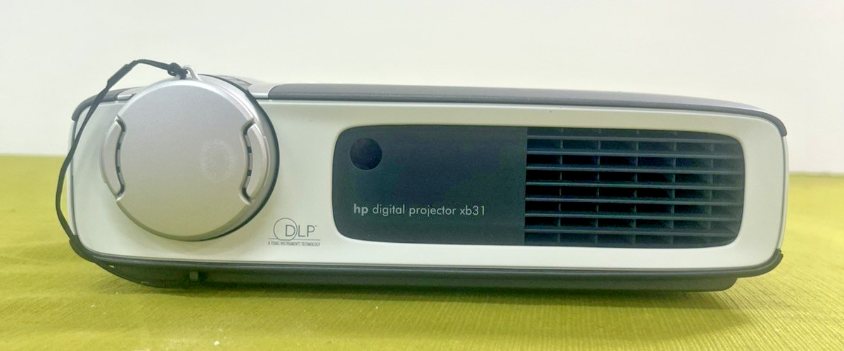 HP Projector L1511A w/ Cables, Remote and Travel Case